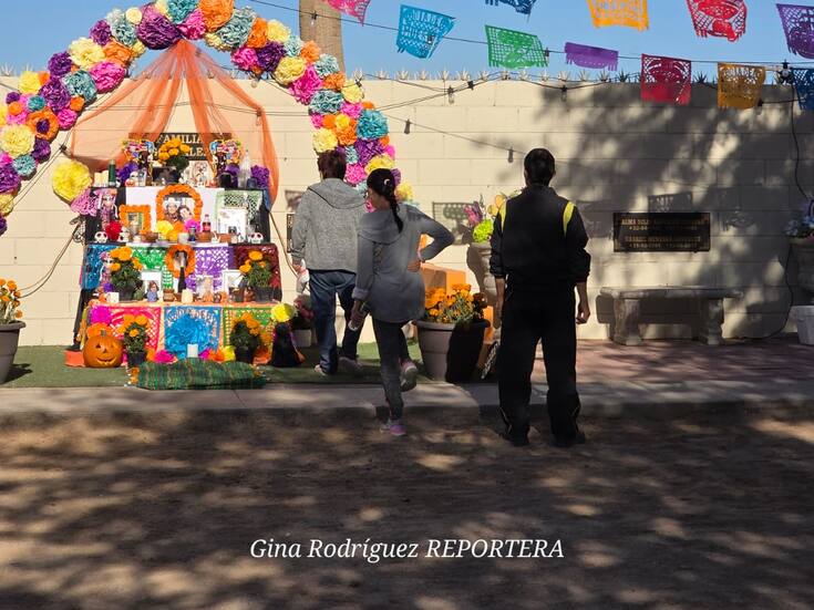 Familias celebran el Día de Muertos entre flores, música y antojitos