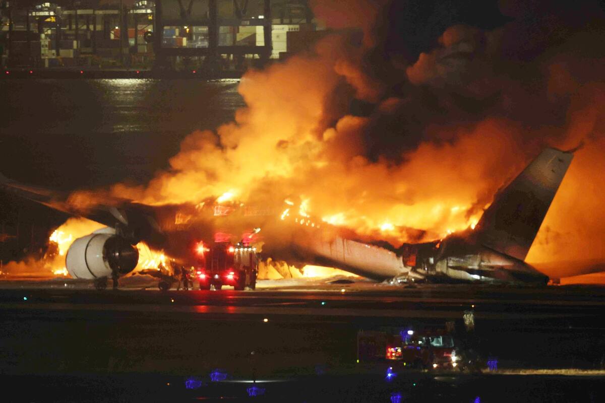 Cancelan más de 200 vuelos tras el choque de dos aviones en aeropuerto de Tokio