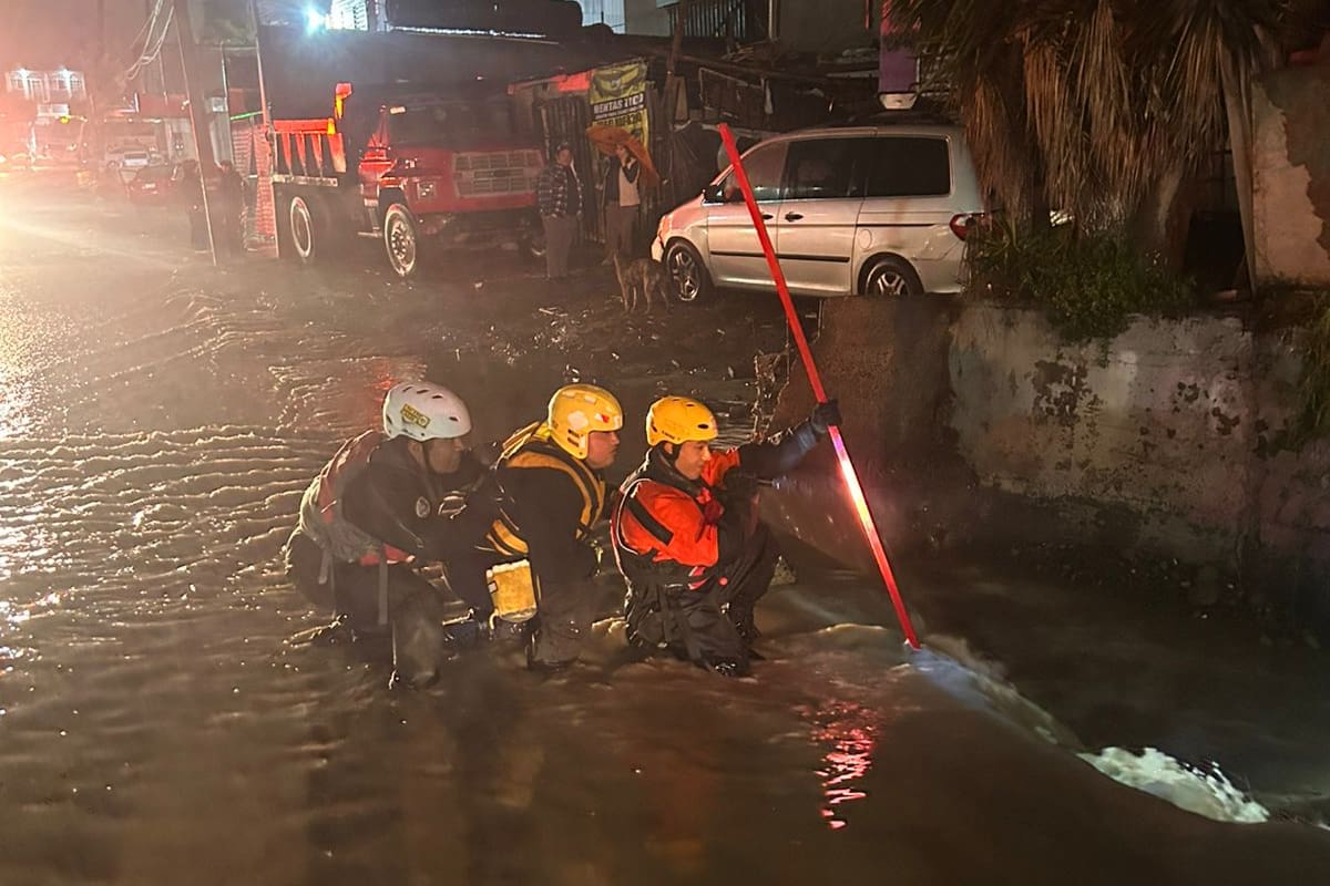 Rescata Bomberos de Tijuana a menor arrastrada por la corriente; continúa búsqueda de masculino en la colonia El Tecolote