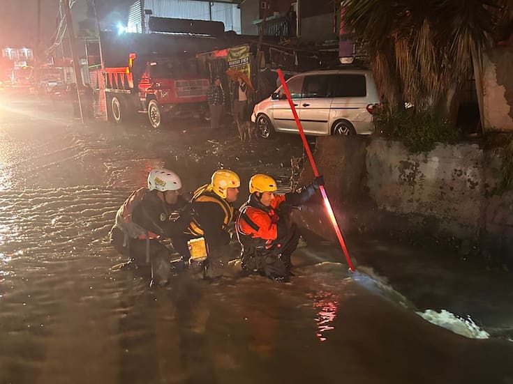 Rescata Bomberos de Tijuana a menor arrastrada por la corriente; continúa búsqueda de masculino en la colonia El Tecolote