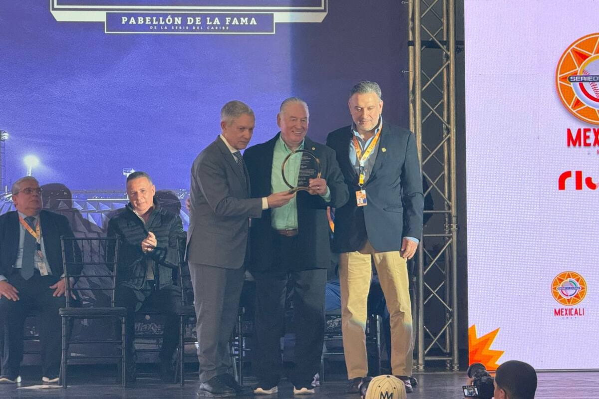 Otorga Confederación del Caribe “Botón de Oro” a Juan Aguirre