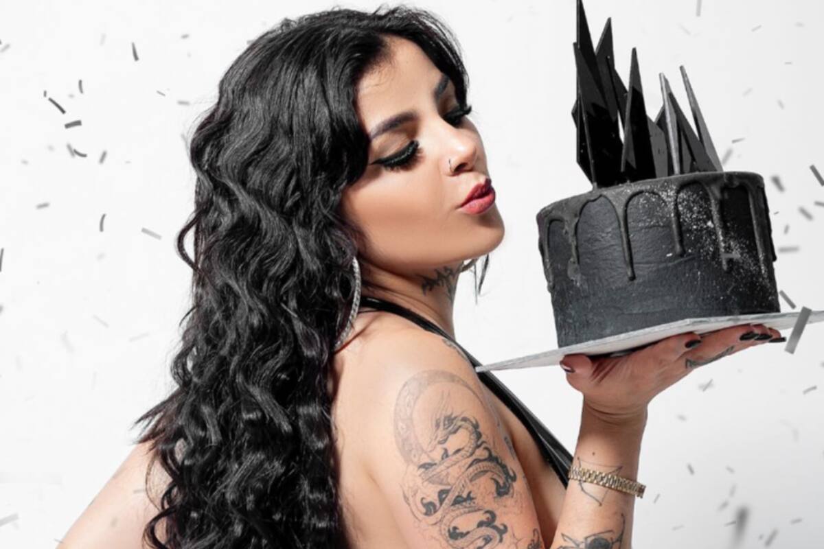Karely Ruiz cumple 22 años