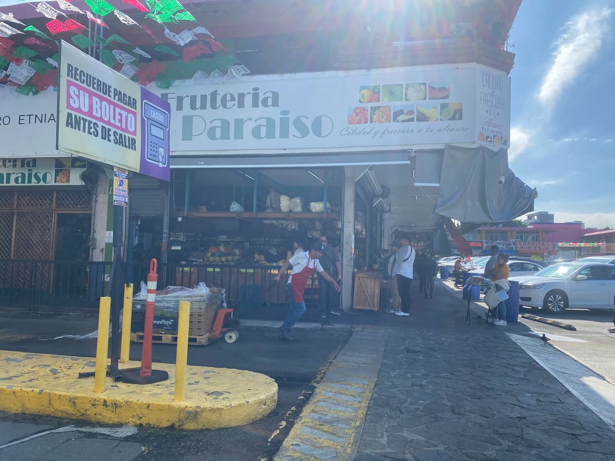 Comerciantes del Mercado Hidalgo esperan un aumento en las ventas durante Halloween y Día de Muertos. Foto: Emmanuel Castañeda