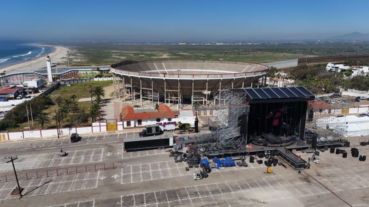 El montaje del escenario para la presentación de Carín León este 21 de marzo en la Plaza Monumental de Playas de Tijuana avanza, donde se espera la asistencia de cerca de 80 mil personas. Foto: Roberto Delgado