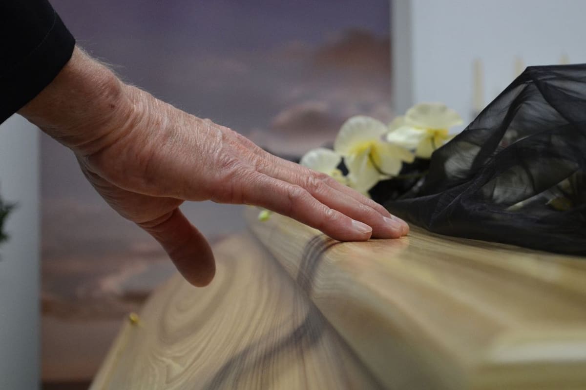 Decenas de familias en Chicago esperan respuestas después de que una funeraria fuera clausurada por almacenar más de 50 cuerpos sin refrigeración y en condiciones insalubres