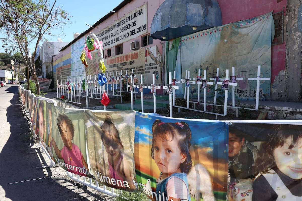 Las ruinas de la Guardería ABC vuelven a ser punto de encuentro para familiares y sobrevivientes durante la jornada conmemorativa por el décimo séptimo aniversario de la tragedia. FOTO: TEODORO BORBÓN
