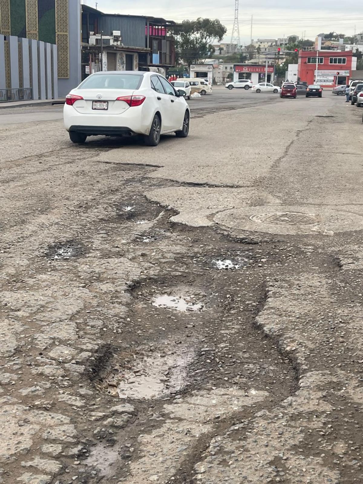 Baches de distintos tamaños se han apoderado de avenidas y calles de Rosarito, poniendo en riesgo a los automovilistas y provocando daños constantes a los vehículos. Foto: Carmen Gutierrez