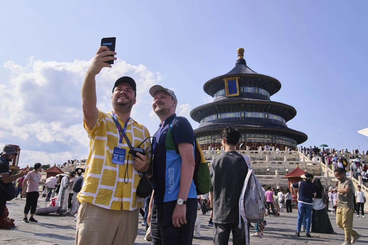 Turistas se toman una selfie en el Templo del Cielo mientras realizan un tour de medio día ofrecido por la agencia de viajes Trip.com Group, en Pekín, el 15 de junio de 2025. | Crédito: AP/Andy Wong