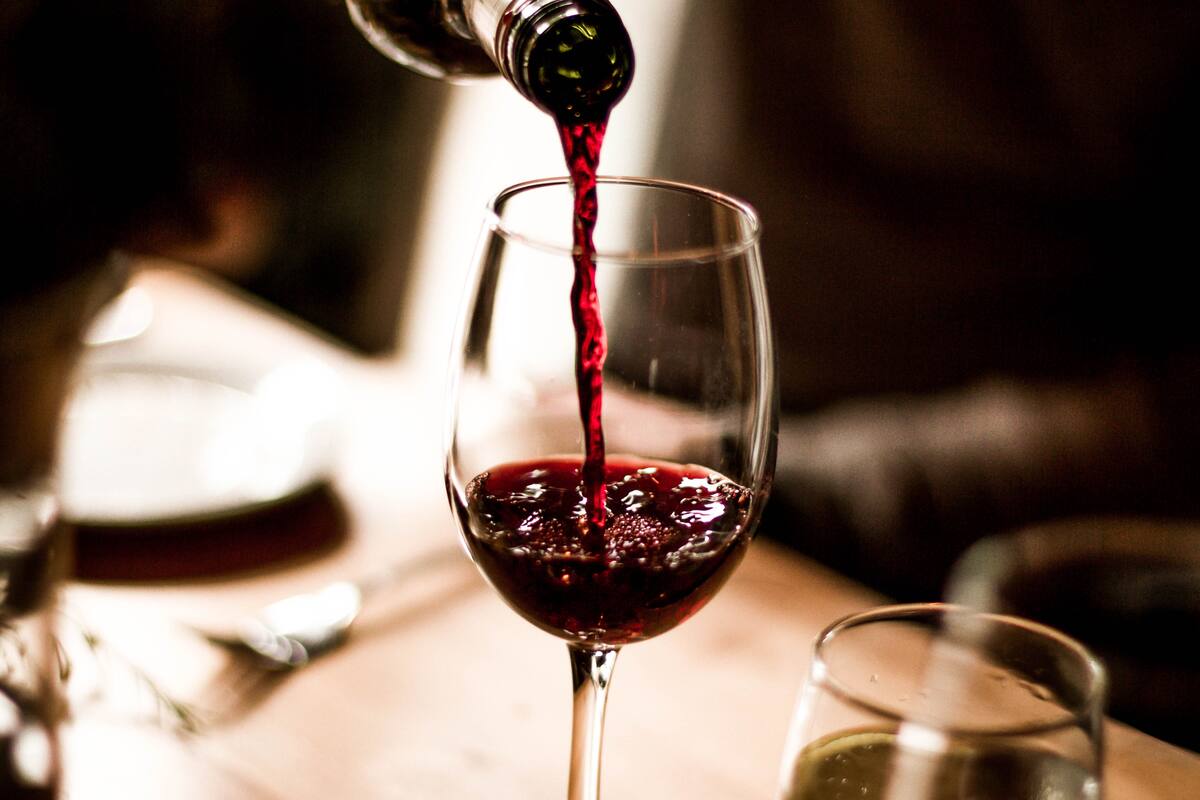 Beneficios de tomar una copa de vino en la noche