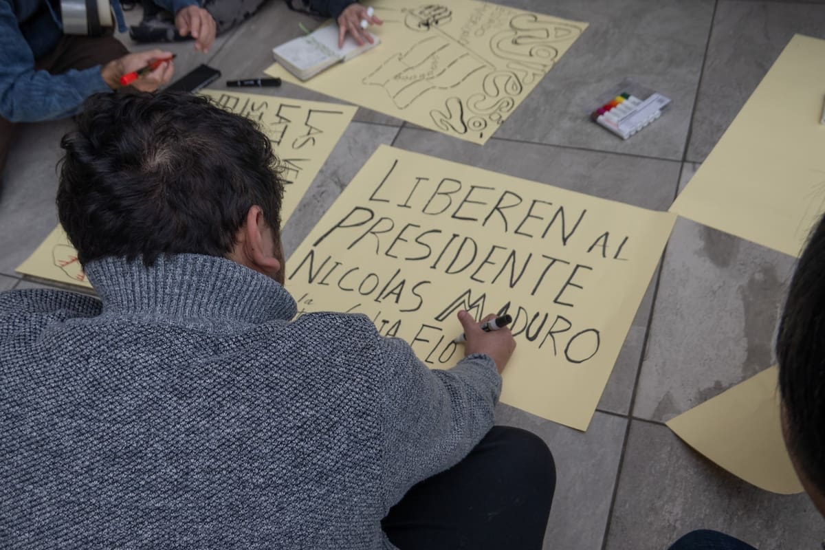 Integrantes del Frente Popular Revolucionario y del Movimiento de Izquierda Revolucionaria protestaron en Tijuana contra la intervención del presidente Donald Trump en el arresto de Nicolás Maduro. Foto: Border Zoom