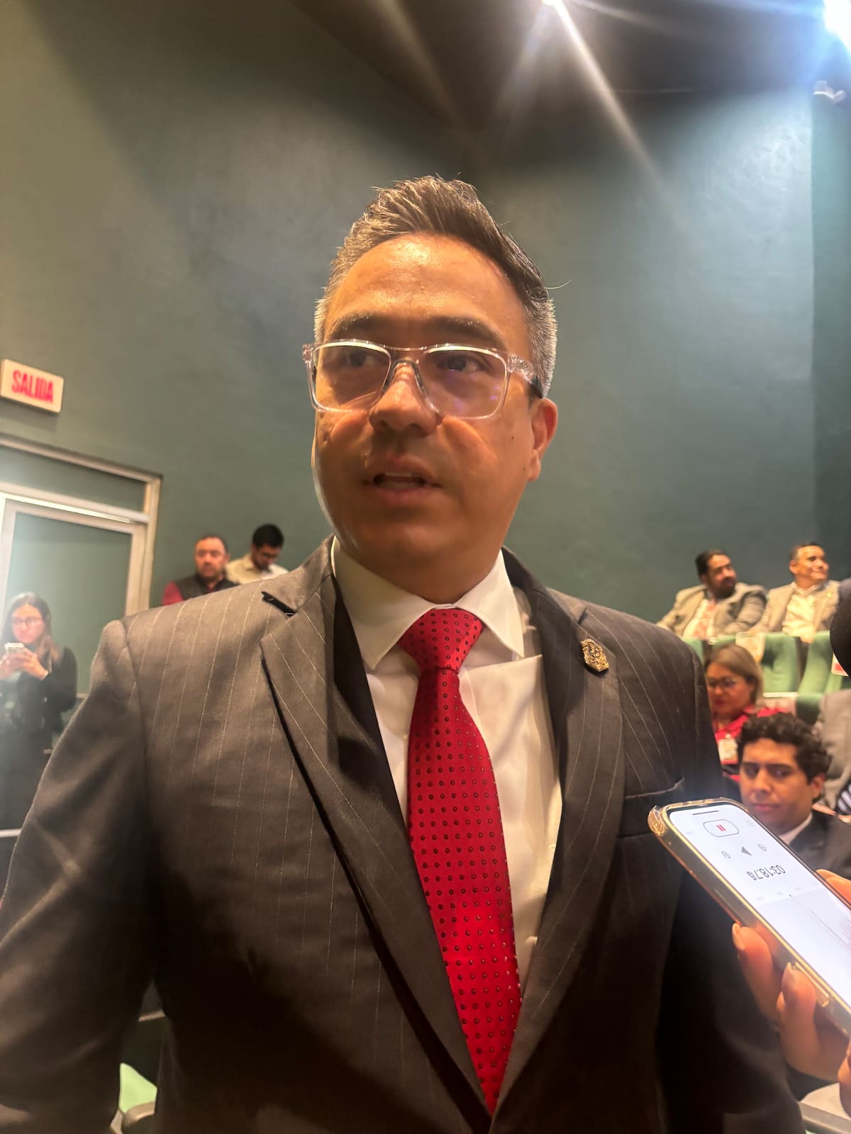 El director general Luis Gilberto Gallego Cortez informó que analizarán la renovación del acuerdo de prestación de servicios médicos y evaluarán integrar a viudas de policías en la cobertura. Foto: Lorena Salinas
