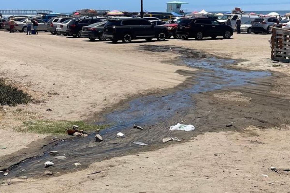 Aguas negras desbordan coladera en zona centro y corren libres hacia la playa de Rosarito