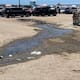 Aguas negras desbordan coladera en zona centro y corren libres hacia la playa de Rosarito