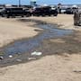 Aguas negras desbordan coladera en zona centro y corren libres hacia la playa de Rosarito