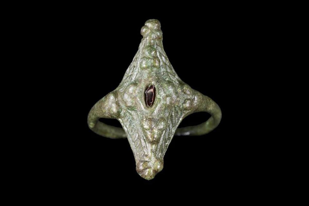 Un aficionado a la arqueología encontró un anillo que estuvo enterrado por más de mil años en Escocia