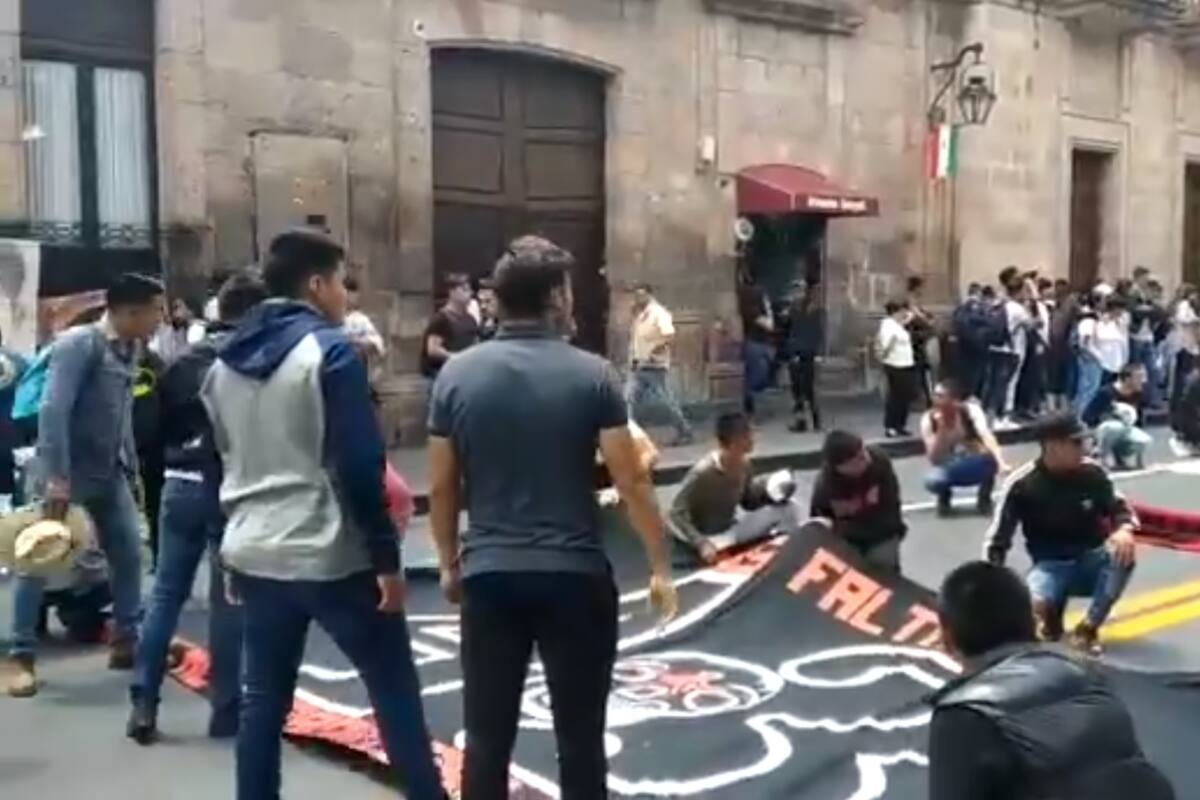 Realizan escuelas normales de Michoacán marcha por los 43 desaparecidos