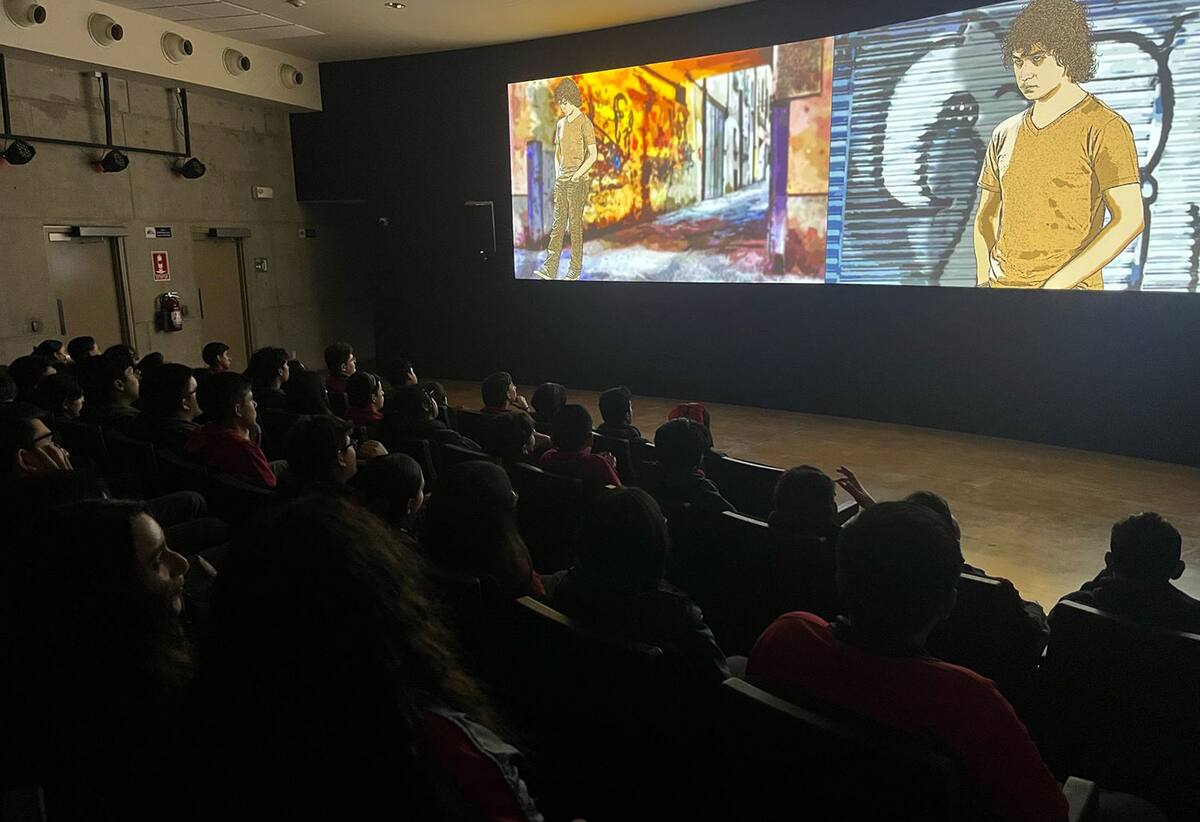 A lo largo de dos horas y media, los visitantes interactúan con simulaciones, videos, juegos y dinámicas enfocadas en la presión social, la violencia, las emociones, y los efectos de las drogas.