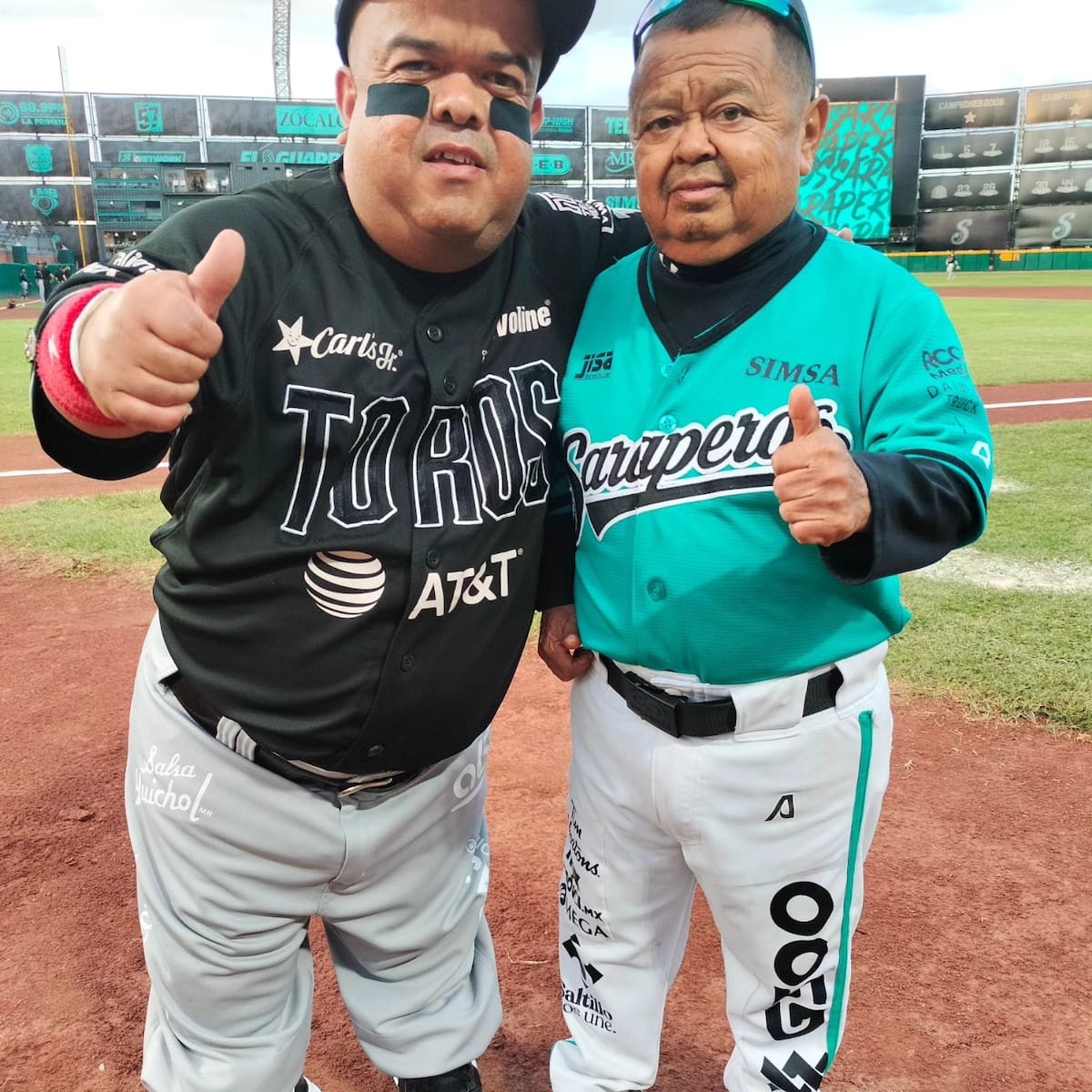 'Chevale' con Tony Romero previo a un juego de la Liga Mexicana de Beisbol entre Toros de Tijuana y los Saraperos de Saltillo. (Foto: José Valentín Burgos)