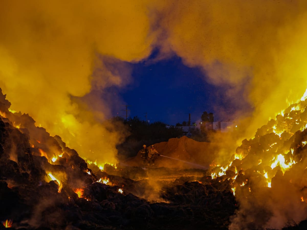 Se incendian alrededor de 4,000 mil pacas en un rancho a espaldas de la colonia Xochicalli; bomberos de Mexicali trabajaron durante varias horas para sofocar las llamas. Foto: Javier Gallegos.