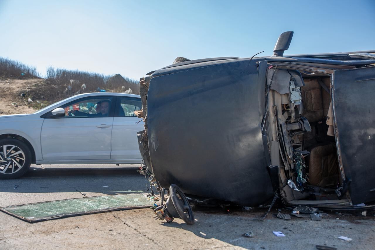 Una camioneta brincó el camellón e invadió el carril contrario en la vialidad El Florido–Zona Río. Foto: Border Zoom