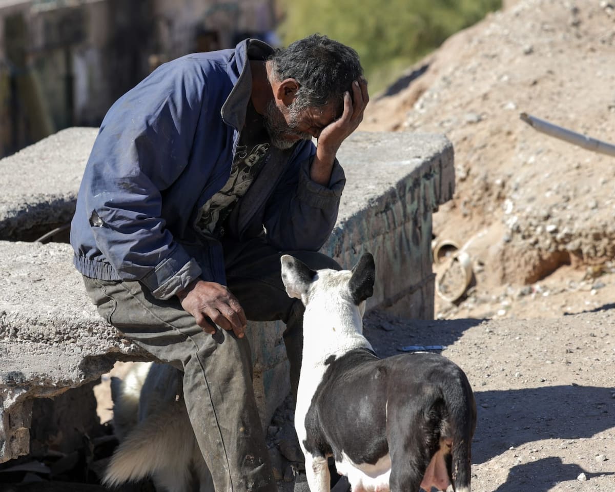 Encuentran a hombre muerto, desnudo y con quemaduras junto a patios del ferrocarril
Un hombre fue encontrado sin vida, tendido y envuelto en una cobija, con algunas lesiones en su cuerpo, la mañana de este viernes, en una barda entre el puente de la calzada Independencia y los patios del ferrocarril.
Foto: Javier Gallegos