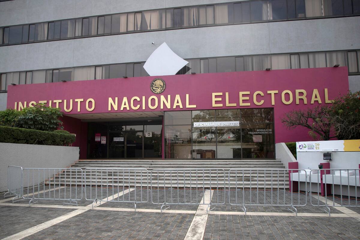 Durante las visitas, los capacitadores verificarán que los ciudadanos cumplan con los requisitos legales, los sensibilizarán sobre la importancia de su participación y les explicarán las funciones que desempeñarán como funcionarios de casilla. Foto: EFE.