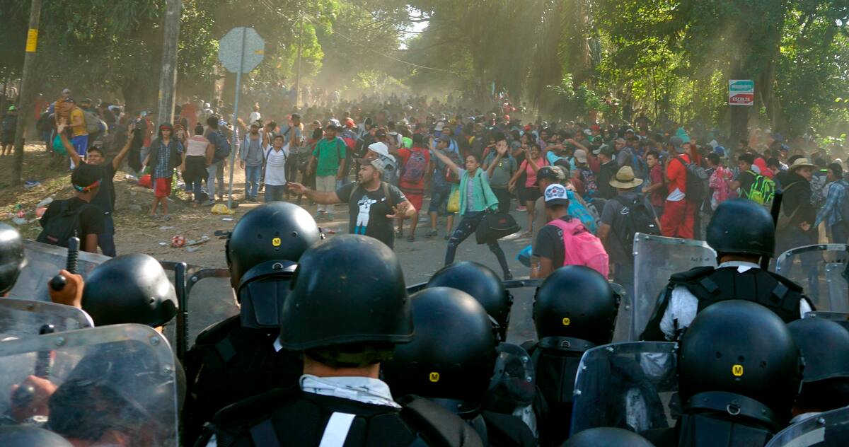 Mexican policemen avoid center american migrants to advance after they entered the country, in Chiapas, Mexico, 23 January 2020. EFE/ Juan Manuel Blanco