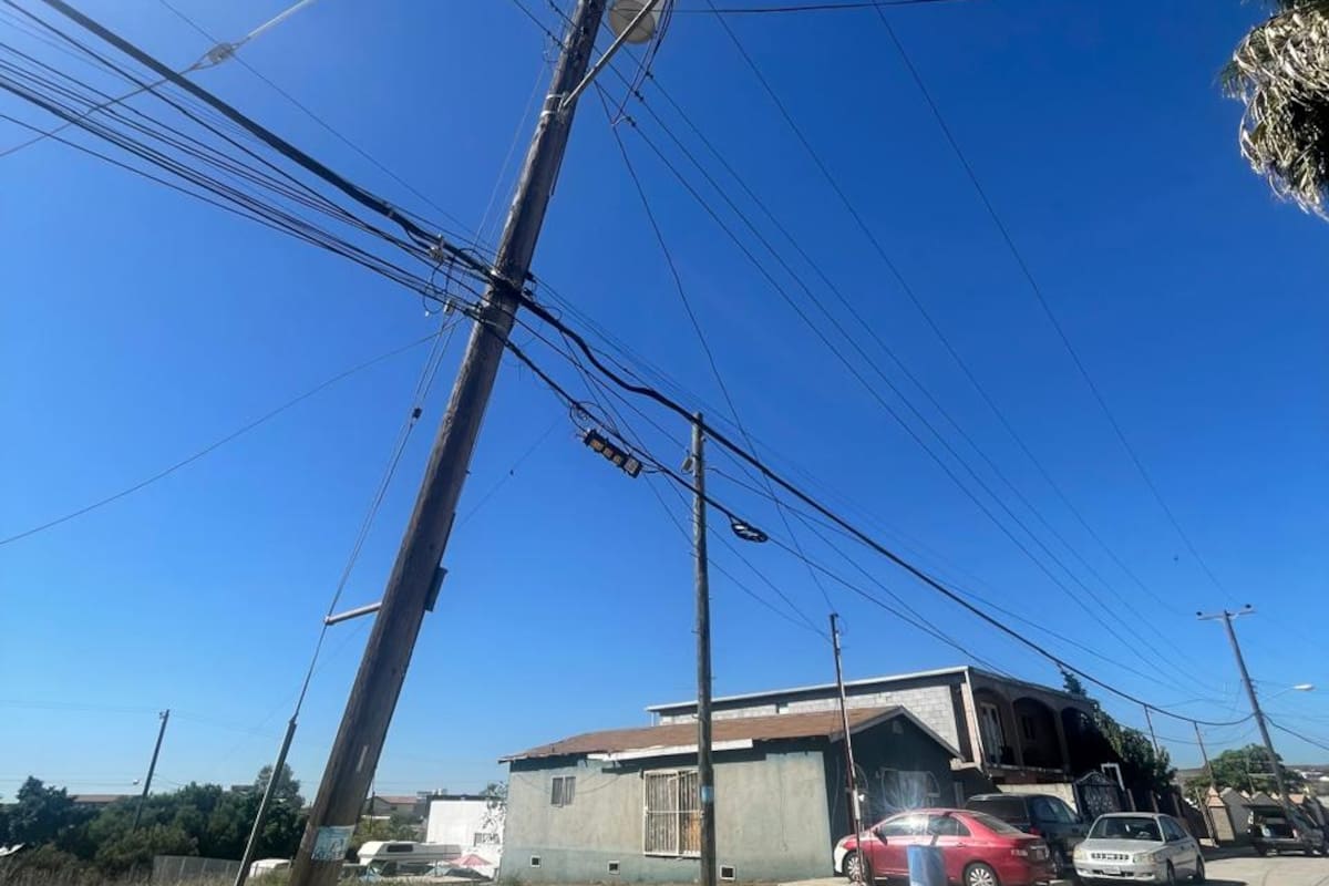 Poste con transformador a punto de colapsar en Rosarito; CFE ignora reportes ciudadanos