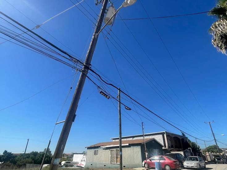 Poste con transformador a punto de colapsar en Rosarito; CFE ignora reportes ciudadanos