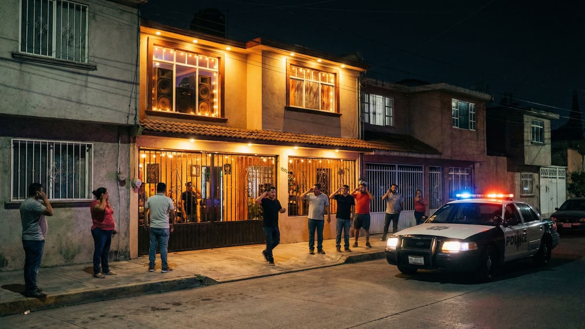 Vecinos podrían denunciar ruido excesivo en casas o negocios, lo que puede derivar en multas de hasta 35 mil pesos. /Imagen ilustrativa hecha con IA