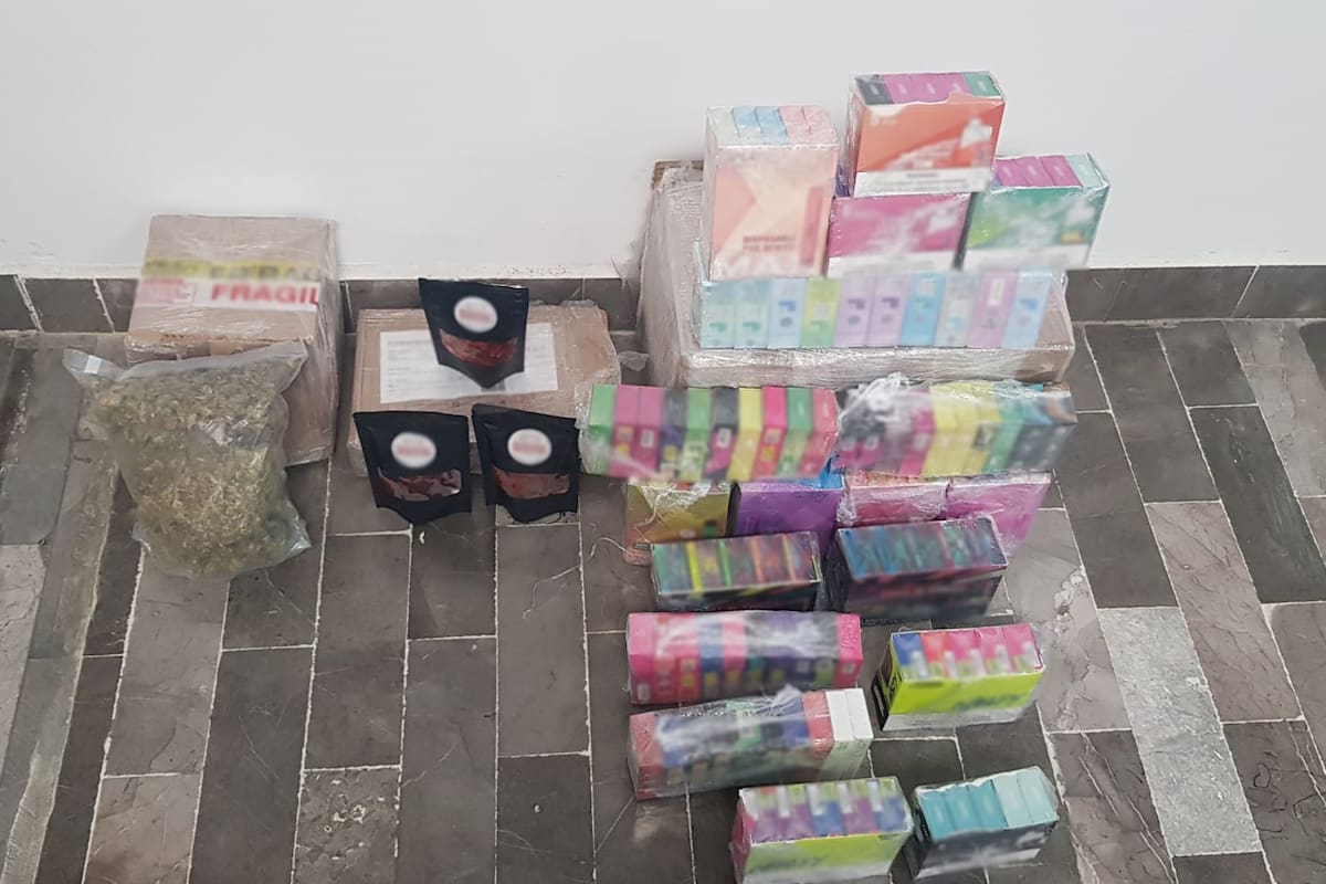 Decomisan marihuana y 160 vapeadores en empresa de mensajería en Hermosillo