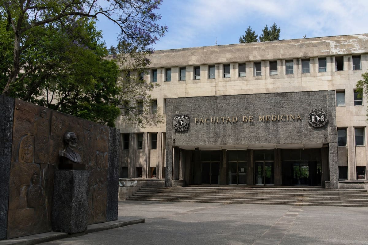Ilustrativa de la Facultad de Medicina de la UNAM (ChatGPT)