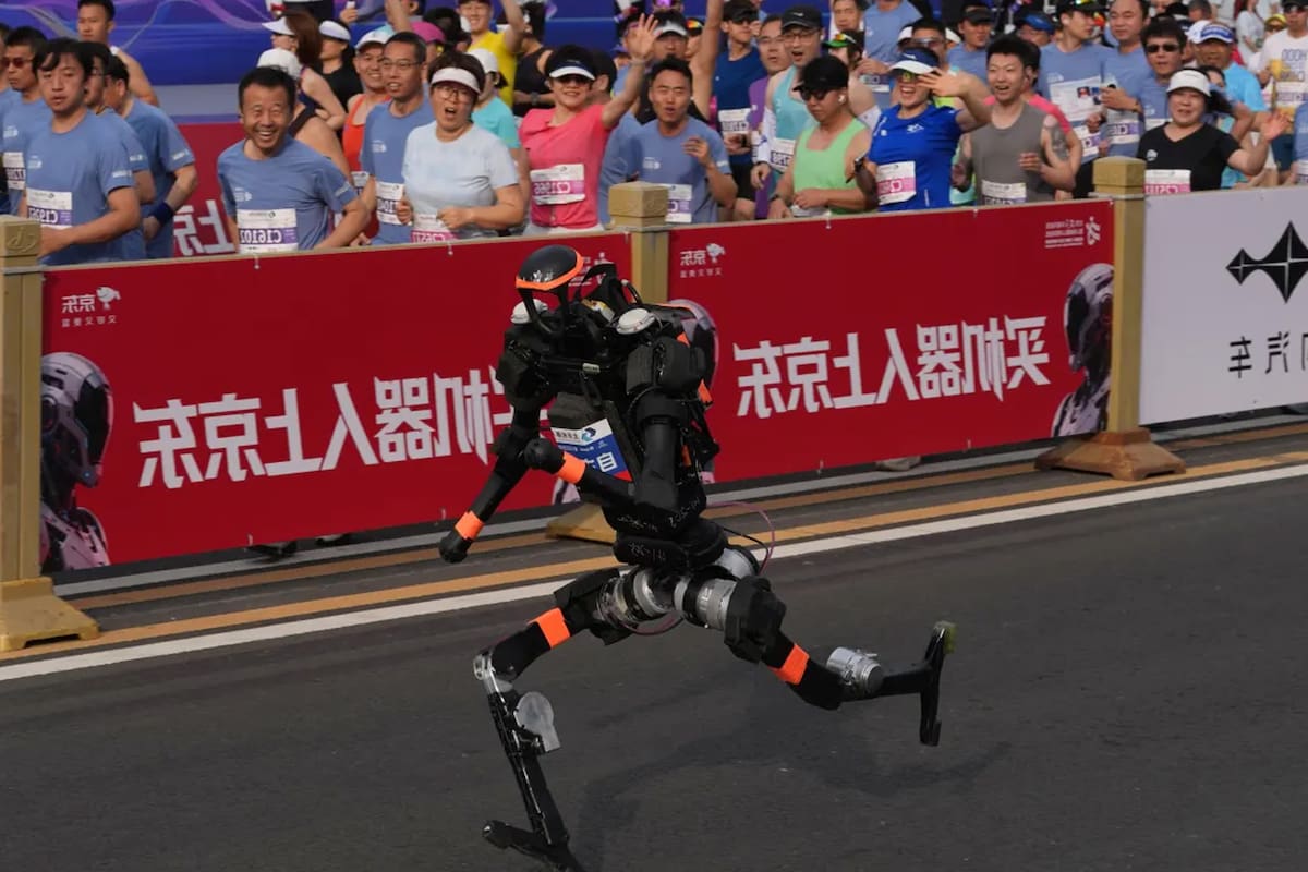Robot humanoide en China rompe récord de media maratón y supera a humanos por primera vez