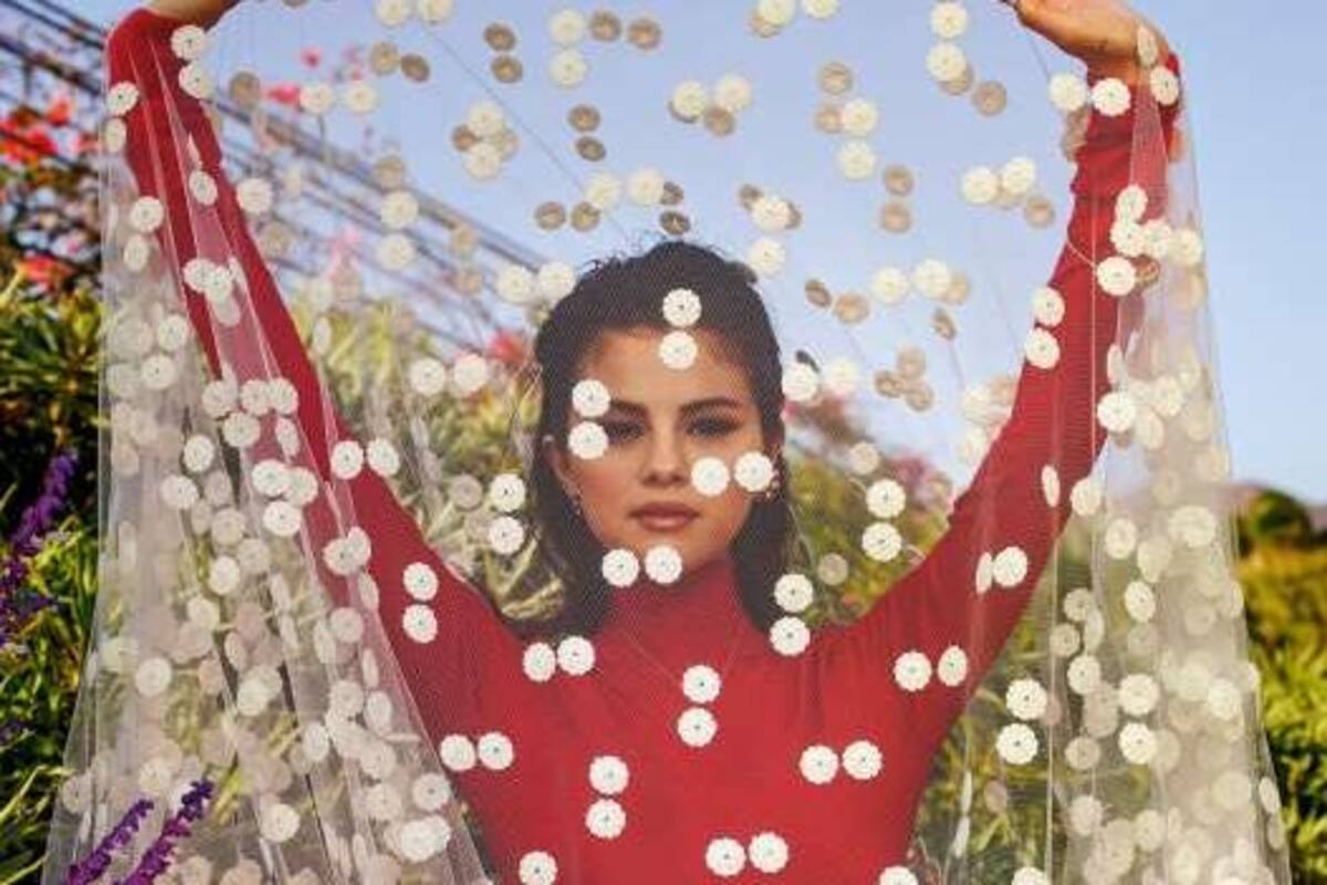 Selena Gómez: replica vestido de su infancia, en una versión más chic
