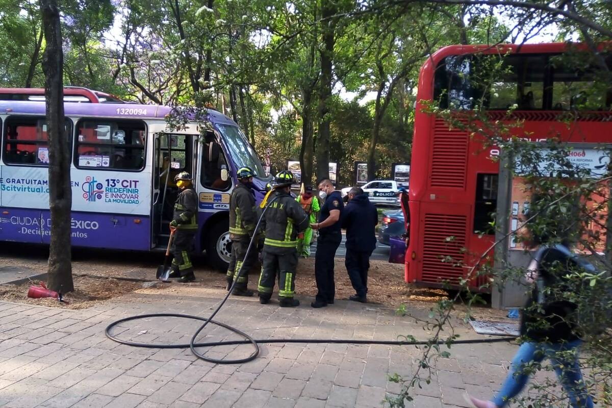 CDMX: Choque entre autobús y Metrobús deja al menos 16 personas lesionadas
