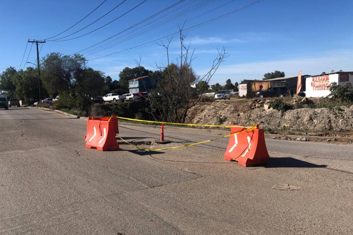 Hundimiento en un tramo de la avenida 5 de mayo en Rosarito se acentúa