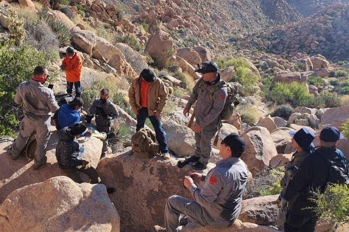 Rescatan Bomberos a migrantes varados en La Rumorosa
