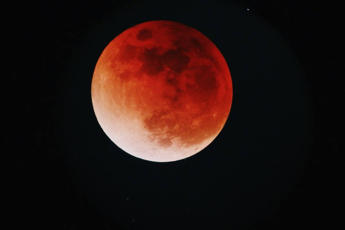 La razón de por qué la luna a veces se ve roja o anaranjada