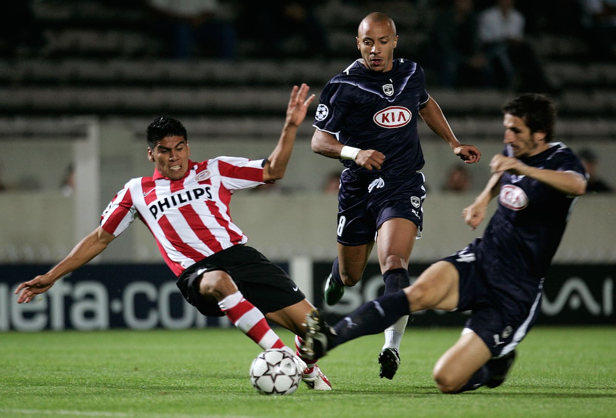 Carlos Salcido jugando para el PSV en un juego de la Champions League en 2006 ante el Bordeaux. (AP Photo/Lionel Cironneau)