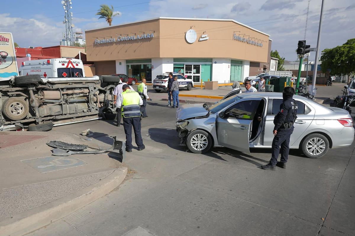 Se vuelca vehículo en Pino Suárez y Colosio; hay dos lesionados y cuatro autos dañados