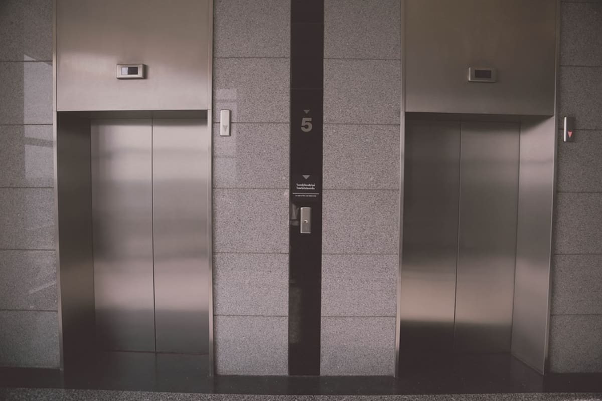 Mujer pierde la vida al caer en vacío de elevador
