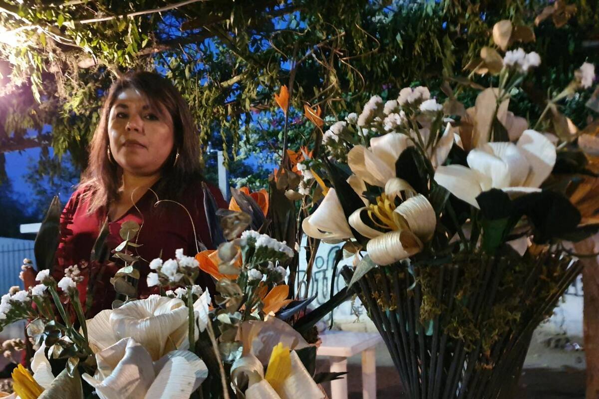 Transforma hojas de elotes y botellas en arreglos florales
