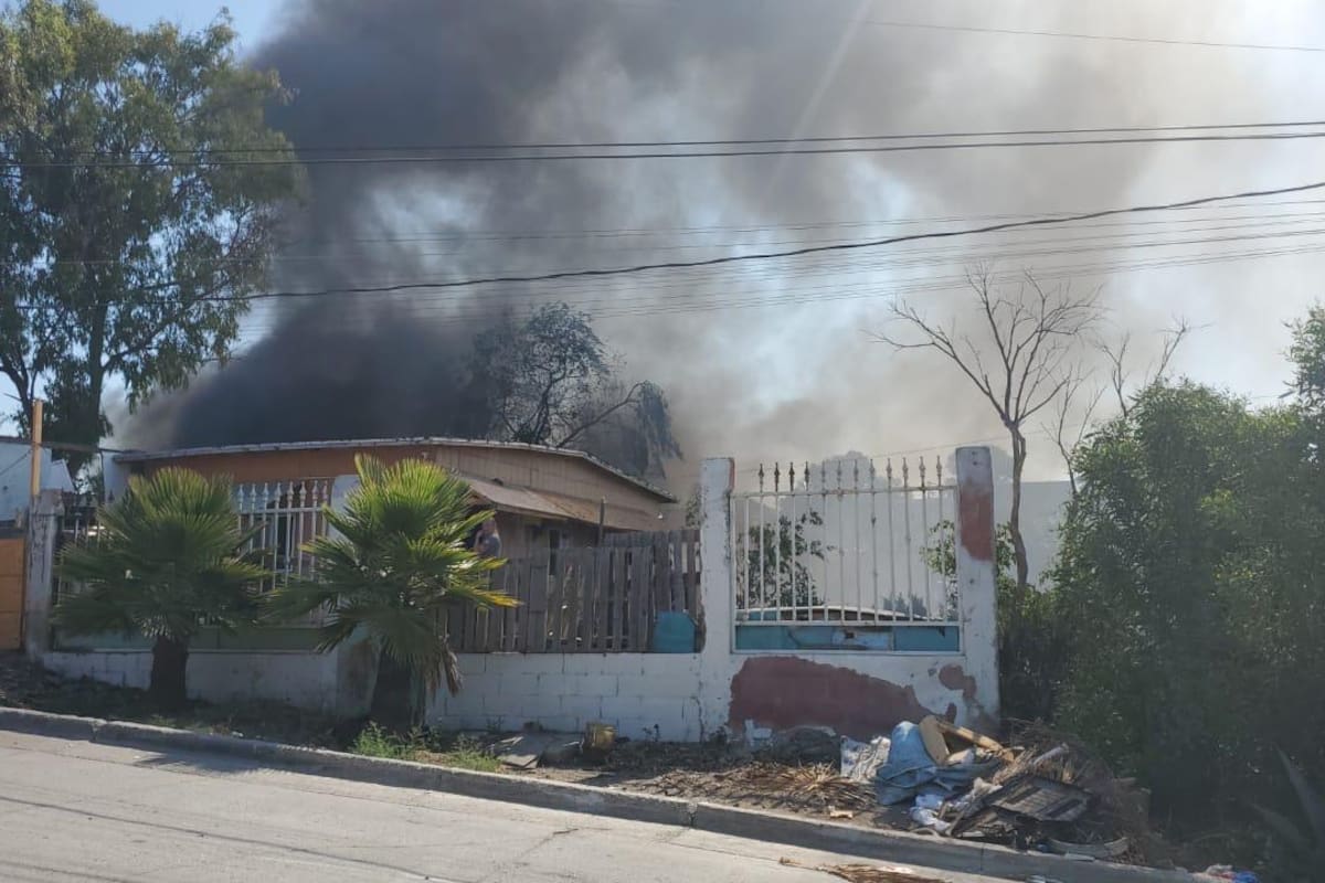 Incendio consume viviendas improvisadas y obliga a evacuar kínder en Rosarito