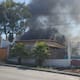 Incendio consume viviendas improvisadas y obliga a evacuar kínder en Rosarito