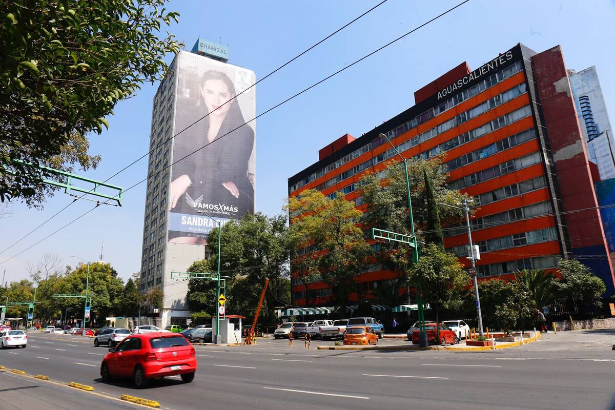 Sandra Cuevas causa polémica en redes por espectacular a su favor en CDMX