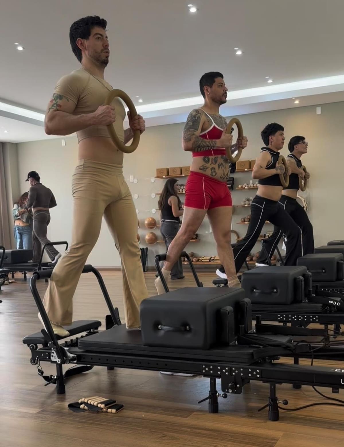 El líder de Grupo Firme probó una clase en “Élevé pilates”, negocio que abrió en sociedad con su esposa. Foto: redes