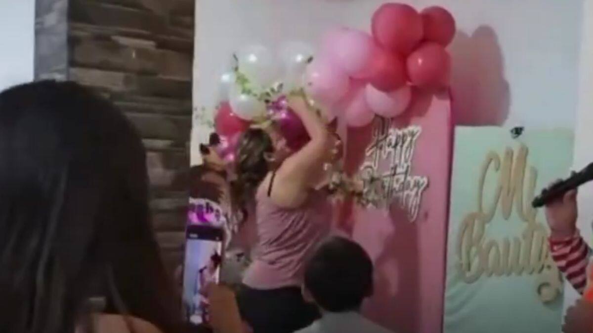 “Sin pago no hay decoración”: Emprendedora destruye arreglos de globos en plena fiesta y desata debate sobre el respeto al trabajo