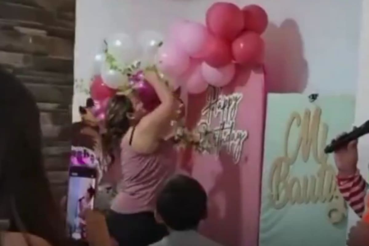 “Sin pago no hay decoración”: Emprendedora destruye arreglos de globos en plena fiesta y desata debate sobre el respeto al trabajo