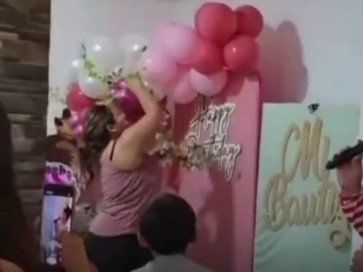 “Sin pago no hay decoración”: Emprendedora destruye arreglos de globos en plena fiesta y desata debate sobre el respeto al trabajo