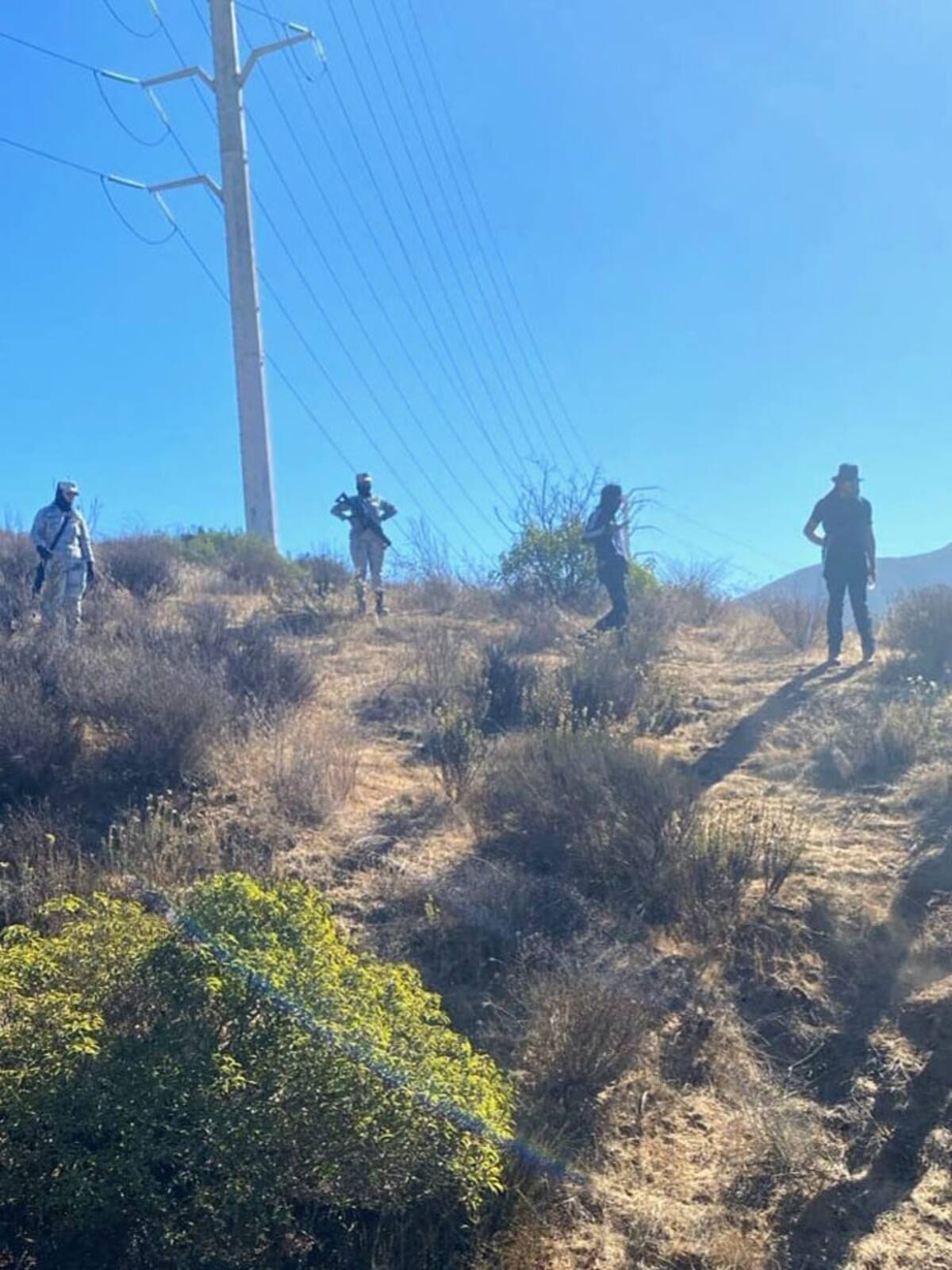 En una de las fosas se encontró un cadáver en estado de descomposición.